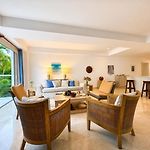 Luxury 2Br Inside Old City, Private Patio, Ac, 2 Pools & Parking