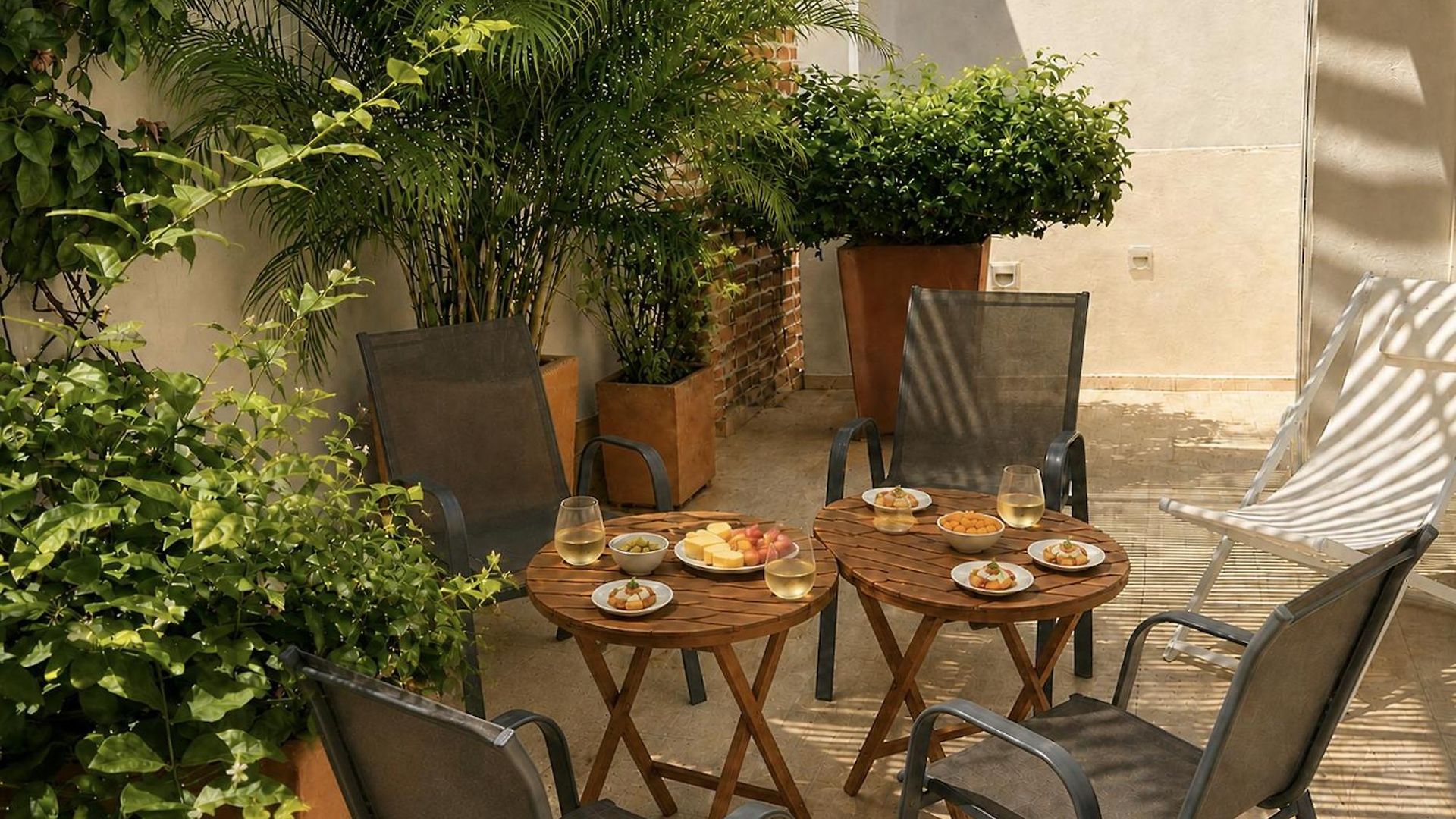 Luxury 2br Inside Old City, Private Patio, Ac, 2 Pools & Parking Apartamento Cartagena