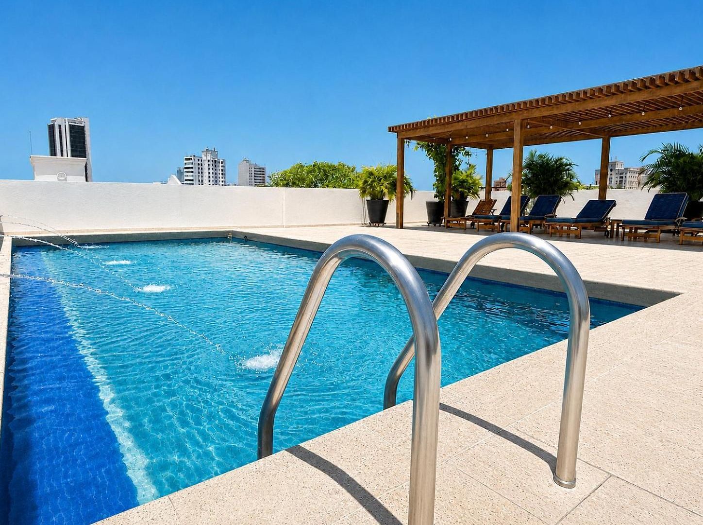 Luxury 2br Inside Old City, Private Patio, Ac, 2 Pools & Parking
