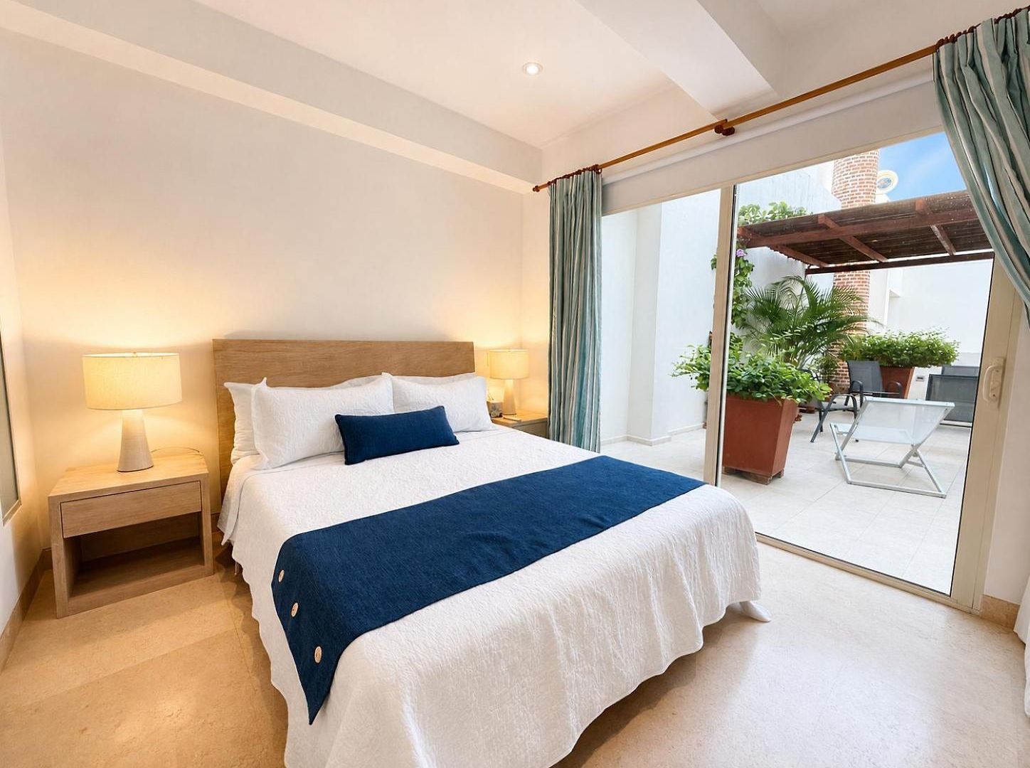 Luxury 2br Inside Old City, Private Patio, Ac, 2 Pools & Parking