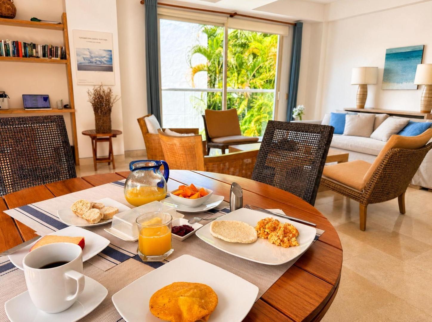 Luxury 2br Inside Old City, Private Patio, Ac, 2 Pools & Parking Apartamento