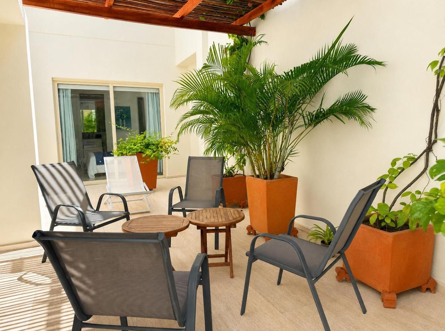 Luxury 2br Inside Old City, Private Patio, Ac, 2 Pools & Parking *