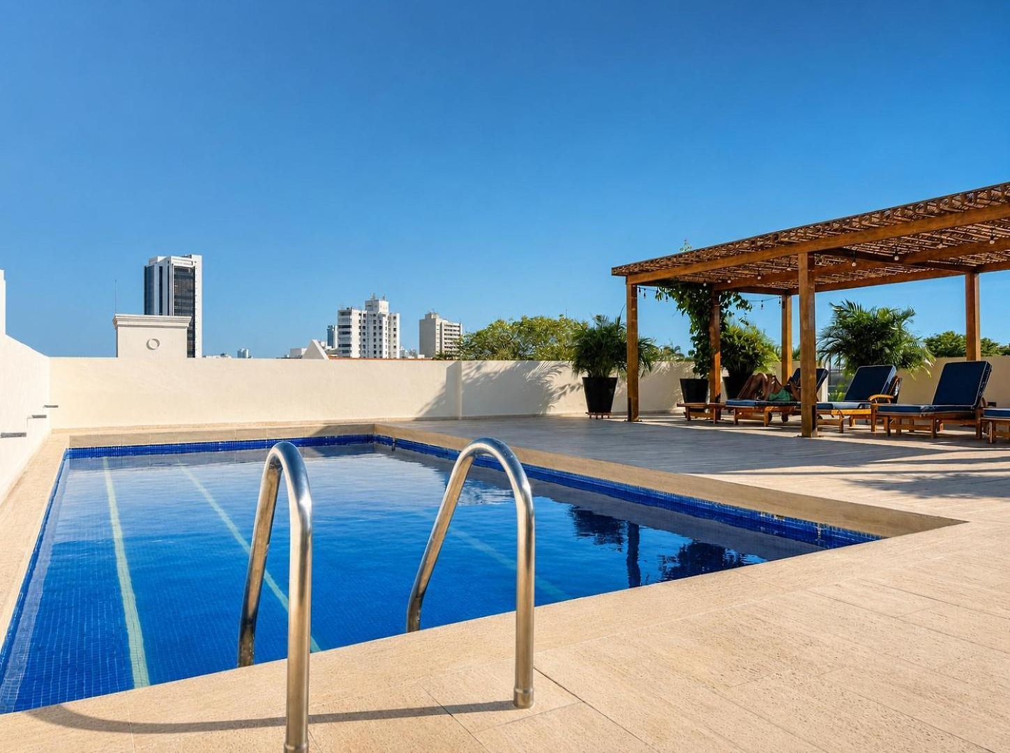 Luxury 2br Inside Old City, Private Patio, Ac, 2 Pools & Parking Cartagena