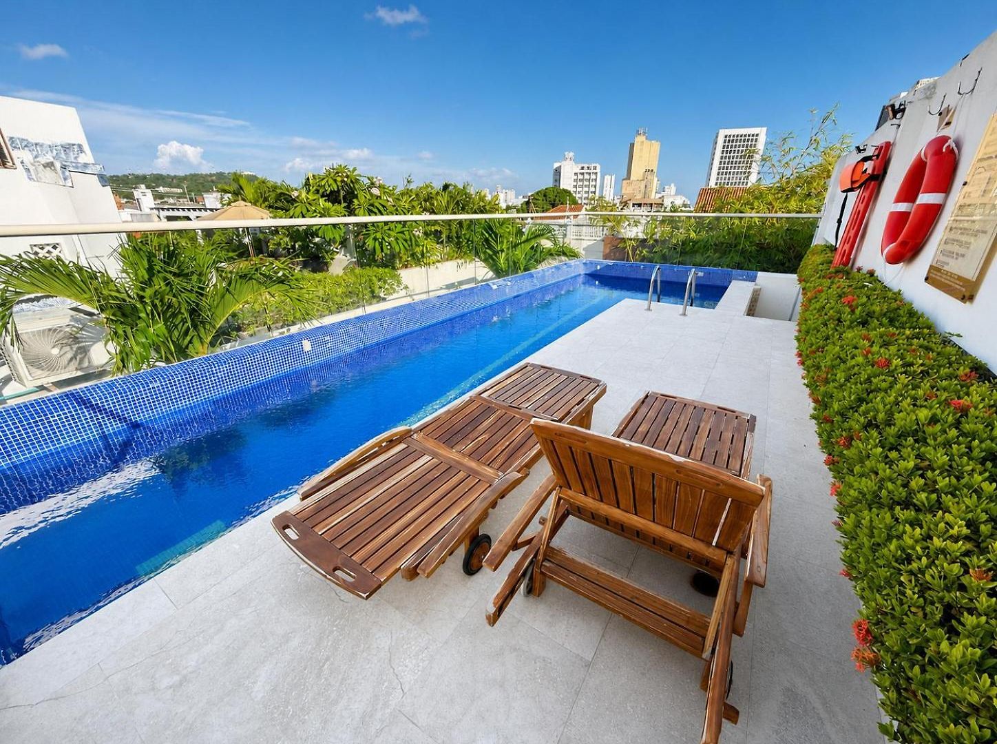 Luxury 2br Inside Old City, Private Patio, Ac, 2 Pools & Parking * Cartagena