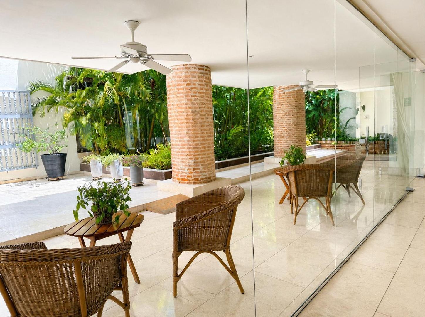 Luxury 2br Inside Old City, Private Patio, Ac, 2 Pools & Parking Apartamento