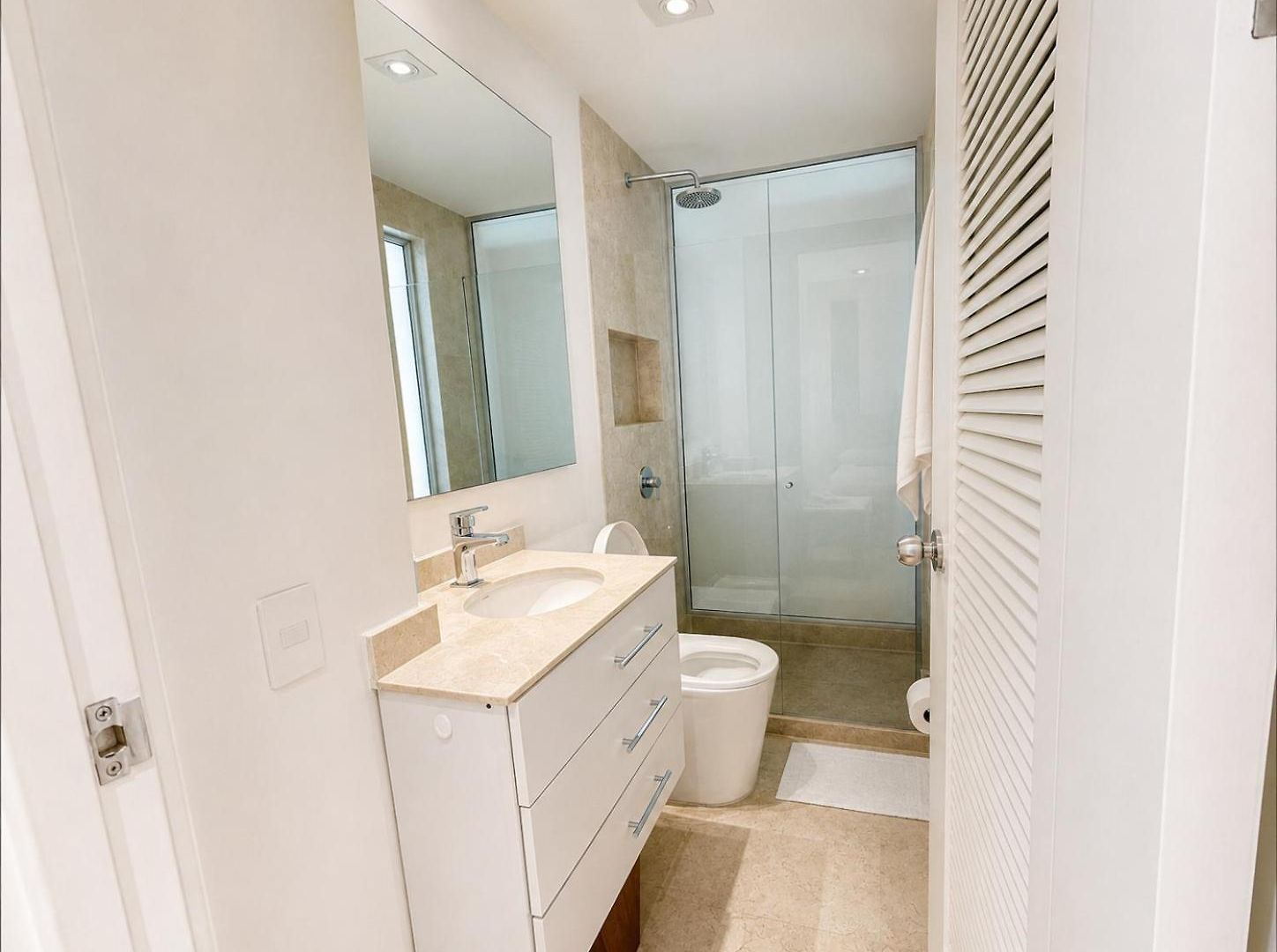 Luxury 2br Inside Old City, Private Patio, Ac, 2 Pools & Parking *