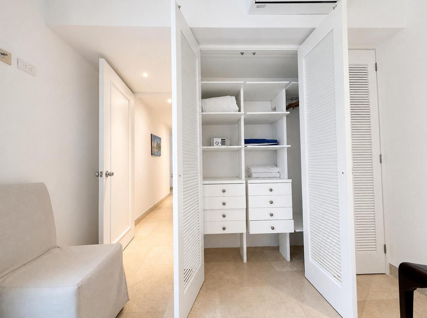 Luxury 2br Inside Old City, Private Patio, Ac, 2 Pools & Parking *