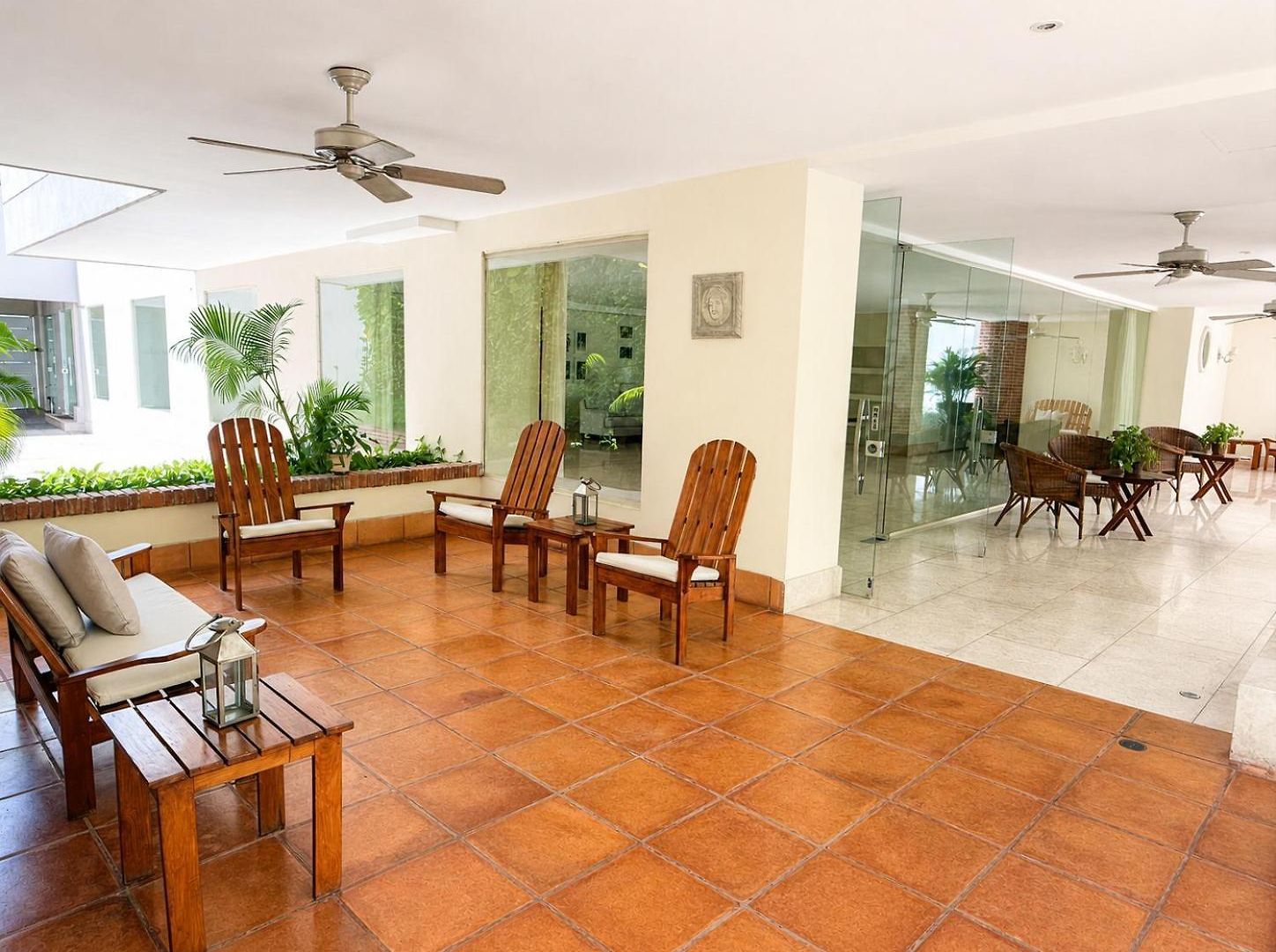 Luxury 2br Inside Old City, Private Patio, Ac, 2 Pools & Parking