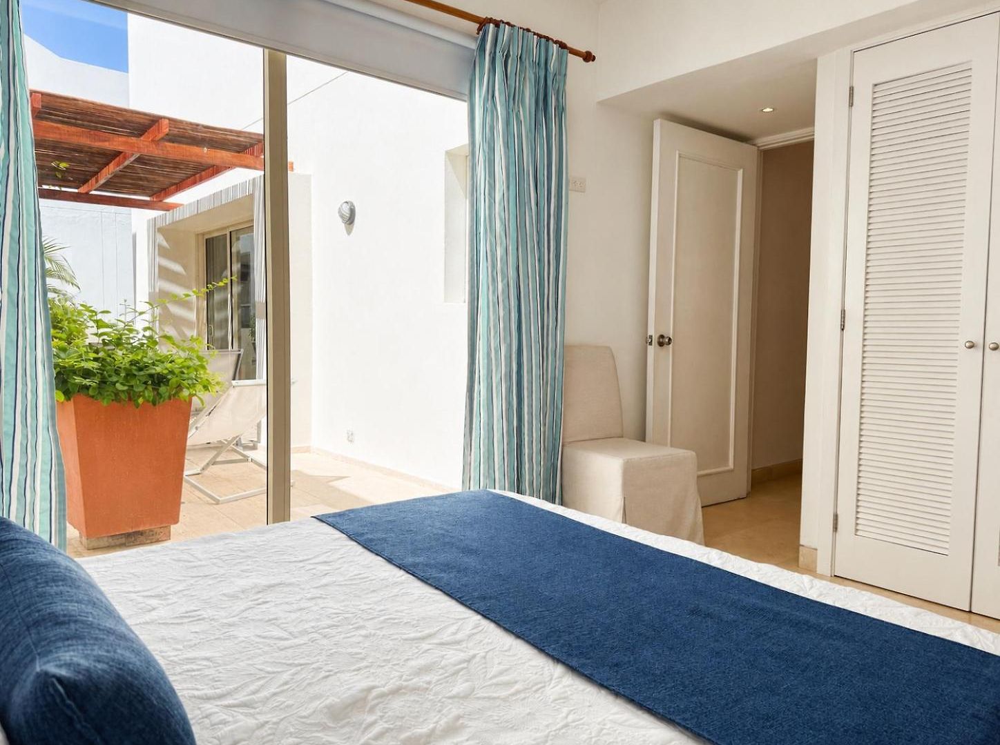 Luxury 2br Inside Old City, Private Patio, Ac, 2 Pools & Parking Apartamento *
