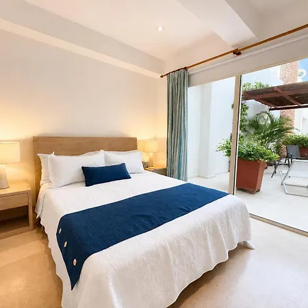 Luxury 2br Inside Old City, Private Patio, Ac, 2 Pools & Parking