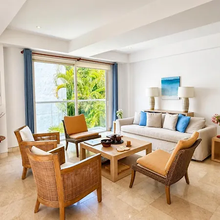 Luxury 2br Inside Old City, Private Patio, Ac, 2 Pools & Parking Cartagena