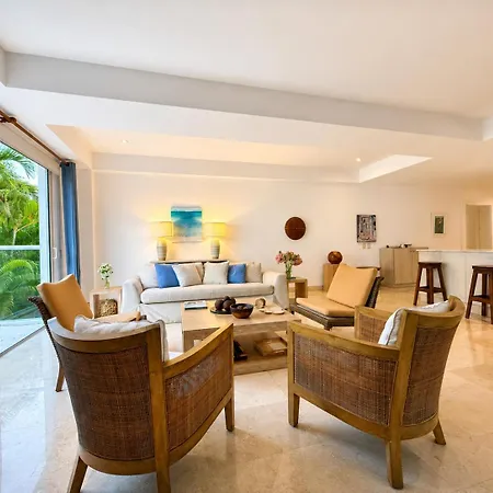 Luxury 2br Inside Old City, Private Patio, Ac, 2 Pools & Parking Cartagena