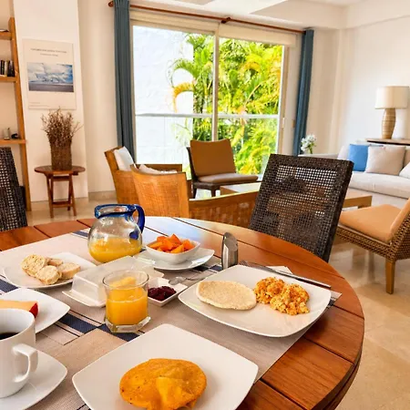 Luxury 2br Inside Old City, Private Patio, Ac, 2 Pools & Parking Apartamento