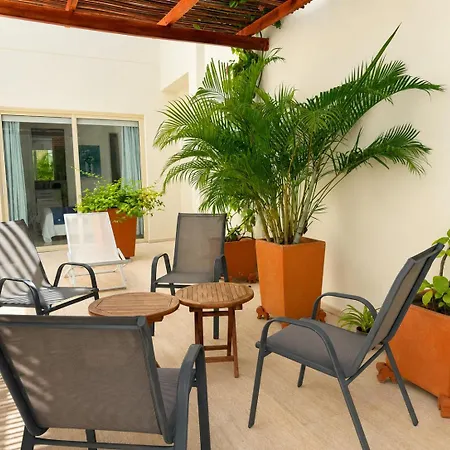 Luxury 2br Inside Old City, Private Patio, Ac, 2 Pools & Parking *