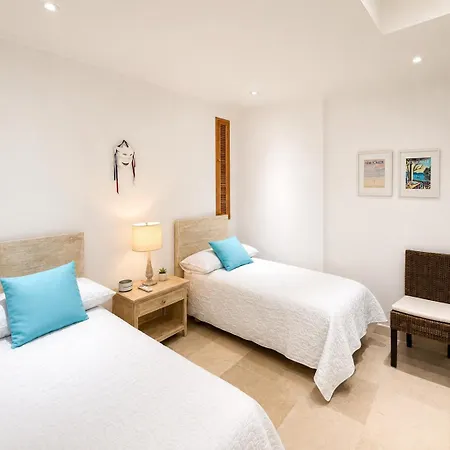 Luxury 2br Inside Old City, Private Patio, Ac, 2 Pools & Parking * Cartagena