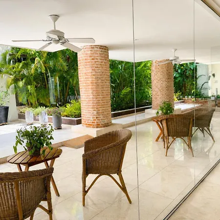 Luxury 2br Inside Old City, Private Patio, Ac, 2 Pools & Parking Apartamento