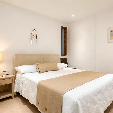 Luxury 2br Inside Old City, Private Patio, Ac, 2 Pools & Parking Apartamento Cartagena