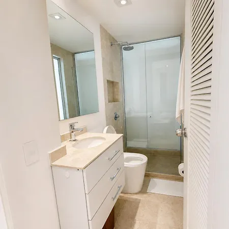 Luxury 2br Inside Old City, Private Patio, Ac, 2 Pools & Parking *