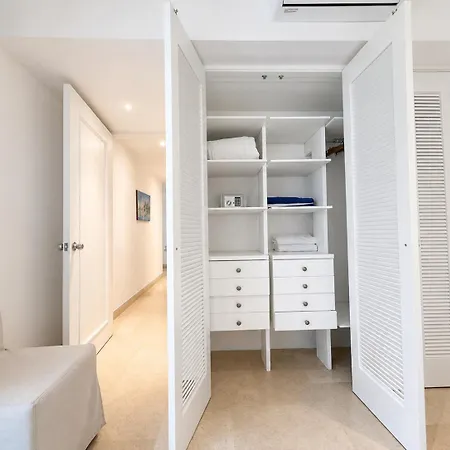 Luxury 2br Inside Old City, Private Patio, Ac, 2 Pools & Parking *