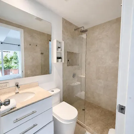 Luxury 2br Inside Old City, Private Patio, Ac, 2 Pools & Parking *