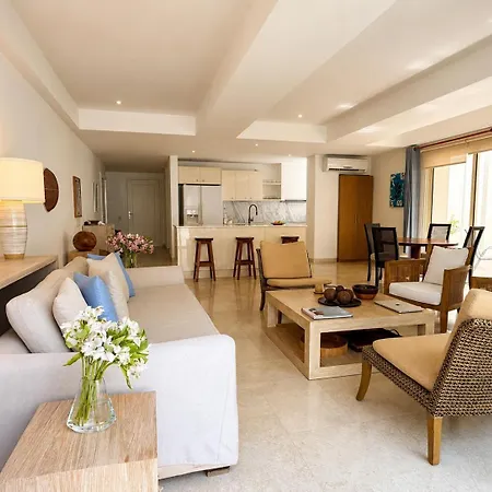 Luxury 2br Inside Old City, Private Patio, Ac, 2 Pools & Parking Cartagena