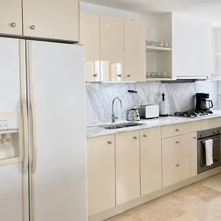 Luxury 2br Inside Old City, Private Patio, Ac, 2 Pools & Parking Apartamento